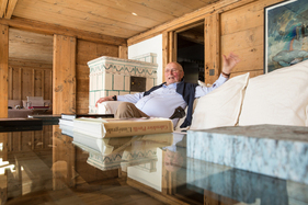 Albert Obrist im Gespräch in seinem Gstaader Chalet
