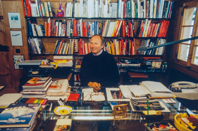 Albert Obrist in seinem Büro, an Ferrari-Literatur mangelte es nicht