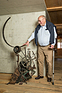 Bild: Albert Obrist mit Tinguely-Skulptur