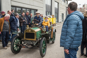 Alcyon Spyder (1905) - da freut sich der Nachwuchs - Rétromobile Paris 2022