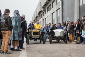 Alcyon Spyder (1905) - wären die alten Autos nicht so klein, es könnte glatt eng werden - Rétromobile Paris 2022