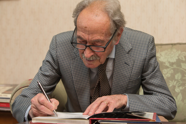 Aldo Brovarone beim Signieren eines Buchs