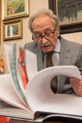 Aldo Brovarone blättert in seinem umfangreichen Werk