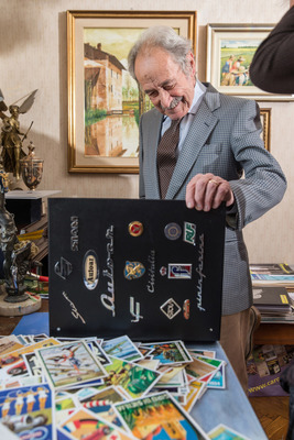 Aldo Brovarone führt durch sein dickes Album