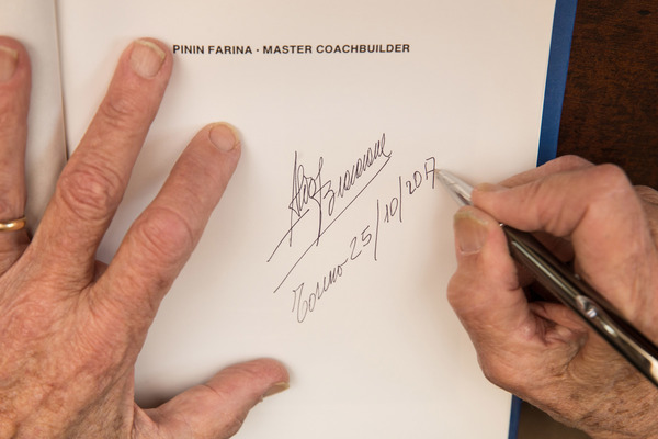 Aldo Brovarone signiert ein Buch