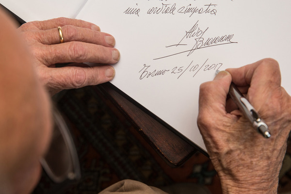 Aldo Brovarone signiert ein Buch