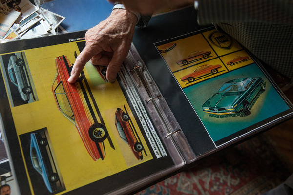 Aldo Brovarone zeigt auf die Besonderheiten des Designs beim Lancia Gamma Coupé