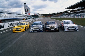 Alexander Grau/Kurt Thiim, Ellen Lohr, Jan Magnussen/Jörg van Ommen und Dario Franchitti/Bernd Schneider in den AMG Mercedes C-Klasse Rennsport-Tourenwagen - DTM-Fahrerteam 1995