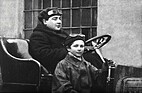 Alexander Kolowrat Krakowsky entstammte einem böhmischen Adelsgeschlecht und war ein äußerst begabter Rennfahrer der das Unternehmen Laurin & Klement damals auch in den höchsten gesellschaftlichen Kreisen bekannt machte.