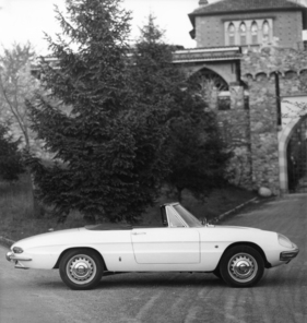 Alfa Romeo 1600 Spider Pininfarina (1966) - elegante Silhouette, 13 Zentimeter länger als der Nachfolger