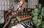 Alfa Romeo 164 ProCar (1988) - Der technische Leiter Giuseppe Tonti und "sein" V10 auf dem Prüfstand