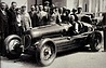 Alfa Romeo 16c Bimotore (1934) – Tazio Nuvolari im Wagen, Enzo Ferrari dahinter (© Archiv Gerhard Schütz, 1934) Alfa Romeo 16c Bimotore (1934) – Tazio Nuvolari im Wagen, Enzo Ferrari dahinter (© Archiv Gerhard Schütz, 1934)
