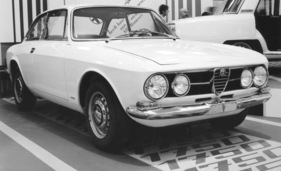 Alfa Romeo 1750 Coupé GT Veloce (1968) - an einer Ausstellung
