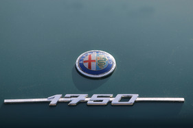 Alfa Romeo 1750 GT Veloce - Deklaration des Hubraums auf dem Kofferdeckel (1969)