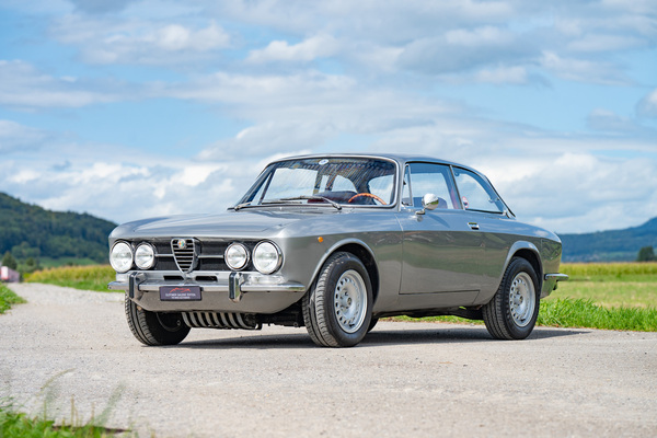 Image: Alfa Romeo 1750 GTV Series 2 (1971) - as lot 64 at the "Classic Automobiles & Motorcycles" auction of the Oldtimer Gallery in Toffen on October 18, 2025