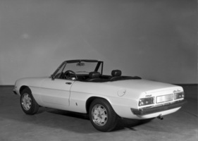 Alfa Romeo 1750 Spider (1970) - das ursprüngliche Rundheck von Pininfarina wich später einem geraden Heckabschluss