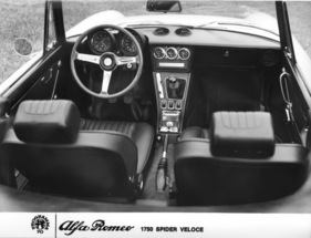 Alfa Romeo 1750 Spider Veloce (1970) - im Interieur zeigte der Duetto-Nachfolger eine deutlich ausgeformte Mittelkonsole
