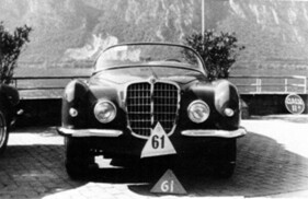 Selbes Auto, anderer Blickwinkel: in Campione d'Italia wurde noch ein zweiter Alfa Romeo 1900 mit Ghia-Aigle-Karosserie – ein hellgelbes Coupé – präsentiert. Im Hintergrund der Luganersee