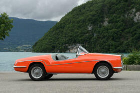 Alfa Romeo 1900 C "Spider Razza" – Im Profil wird die Boots-Stilistik am deutlichsten. Die Front ist ein wenig platt und hoch Alfa Romeo 1900 C "Spider Razza" – Im Profil wird die Boots-Stilistik am deutlichsten. Die Front ist ein wenig platt und hoch