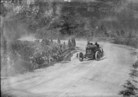 Alfa Romeo 20-30 ES (1922) - Enzo Ferrari in seinem Alfa an der Targa Florio 1922