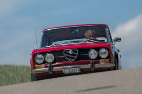 Alfa Romeo 2000 Berlina (1972) - die 2000-er-Limousine ist an den einheitlich grossen Scheinwerfern und am breiten Alfa-Schild zu erkennen