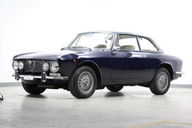 Alfa Romeo 2000 GTV Coupé (1972) - angeboten als Lot 304 an der Bonhams-Versteigerung im Grand Palais Paris am 4. Februar 2016 Alfa Romeo 2000 GTV Coupé (1972) - angeboten als Lot 304 an der Bonhams-Versteigerung im Grand Palais Paris am 4. Februar 2016