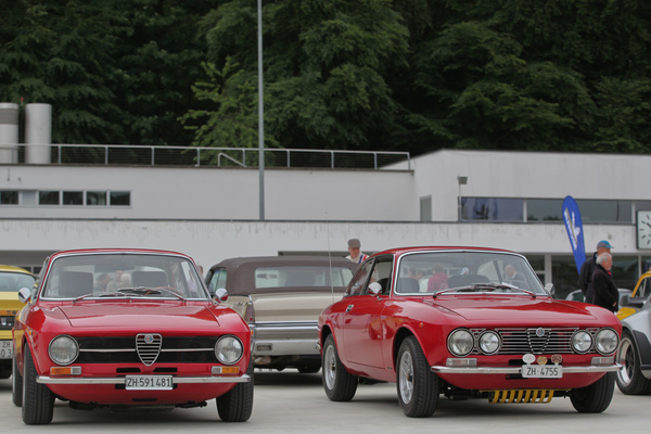 Alfa Romeo 2000 GTV - und der kleine Bruder GT Junior (links) (Dolder Classics Mai 2018)