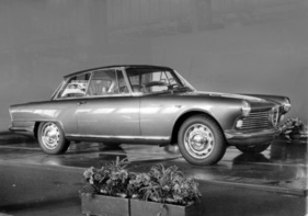 Alfa Romeo 2000 S - viersitziges GT-Coupé mit verlängertem Radstand von Bertone - Genfer Autosmobilsalon 1959