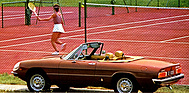 Bild: Alfa Romeo 2000 Spider (1978) - auf dem Tennisplatz