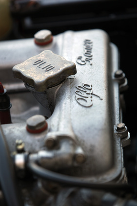 Alfa Romeo 2000 Spider (1978) - der Hersteller verwewigte sich stolz auf dem Zylinderkopf