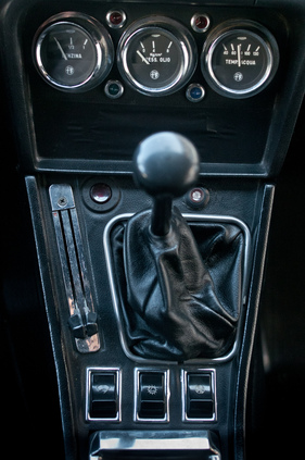 Alfa Romeo 2000 Spider (1978) - der Schalthebel rührt direkt im Getriebe