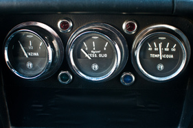 Alfa Romeo 2000 Spider (1978) - die Zusatzinstrumente auf der Mittelkonsole
