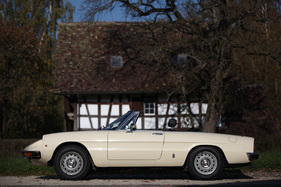 Alfa Romeo 2000 Spider (1978) - nur das abgeschnittene Heck unterscheidet ihn im Wesentlichen vom Duetto Spider