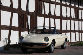 Alfa Romeo 2000 Spider (1978) - selbst in Beige wirkt der Spider attraktiv, obschon ihm Rot sicher besser steht