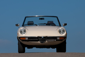 Alfa Romeo 2000 Spider (1978) - sympatische Front, die Scheinwerferabdeckungen fehlen bei diesem Exemplar Alfa Romeo 2000 Spider (1978) - sympatische Front, die Scheinwerferabdeckungen fehlen bei diesem Exemplar