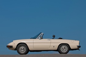 Alfa Romeo 2000 Spider (1978) - tiefe Gürtellinie, gestreckte Form Alfa Romeo 2000 Spider (1978) - tiefe Gürtellinie, gestreckte Form