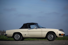 Alfa Romeo 2000 Spider (1978) - … und geschlossen eine gute Figur