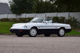 Alfa Romeo 2000 Spider Série limitée Beauté (1991) - als Lot 01 an der Artcurial-Versteigerung "Sur les Champs 11" in Paris am 5. November 2017 Alfa Romeo 2000 Spider Série limitée Beauté (1991) - als Lot 01 an der Artcurial-Versteigerung "Sur les Champs 11" in Paris am 5. November 2017