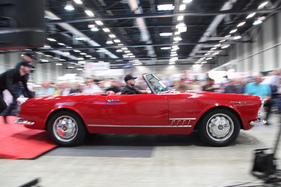 Alfa Romeo 2000 Spider Touring (1960) - als Lot 25 anlässlich der Versteigerung der Oldtimer Galerie an der Swiss Classic World Luzern am 28. Mai 2022