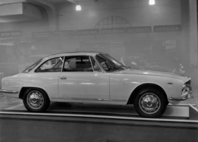 Alfa Romeo 2000 Sprint - das Bertone-Coupé weiss am Genfer Autosalon 1961 zu überzeugen