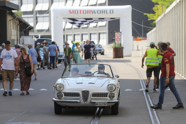 Image: Alfa Romeo 2600 Spider Touring (1962) - at the driveway - Older Classics August 2023