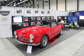 Alfa Romeo 2600 Spider Touring (1965) auf dem Stand von Carrossier Charles Menetrey – Swiss Classic World Luzern 2022