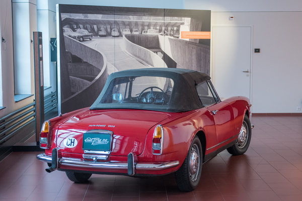 Alfa Romeo 2600 Touring Spider (1964) - wie damals im Parkhaus