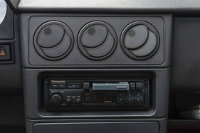 Alfa Romeo 33 1.5 4×4 Sport Wagon (1988) - Panasonic-Radiokassettengerät aus der Zeit