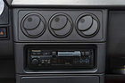 Alfa Romeo 33 1.5 4×4 Sport Wagon (1988) - Panasonic-Radiokassettengerät aus der Zeit