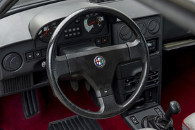 Alfa Romeo 33 1.5 4×4 Sport Wagon (1988) - um fünf Zentimeter kann das Lenkrad in der Höhe verstellt werden, die Armaturen wandern mit dabei (1988)