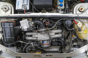 Alfa Romeo 33 1.7 i.e. 4x4 Elegante (1991) - der Motor baut sehr kurz und nimmt wenig Raum in Anspruch