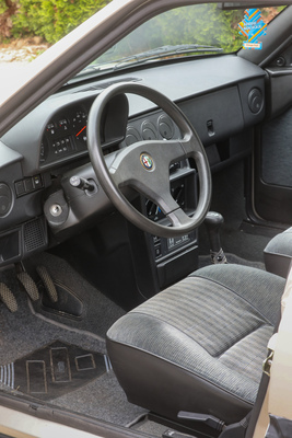 Alfa Romeo 33 1.7 i.e. 4x4 Elegante (1991) - innen überwiegen Schwarz und Grau