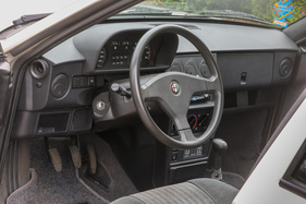 Alfa Romeo 33 1.7 i.e. 4x4 Elegante (1991) - sportlich wirkendes Interieur
