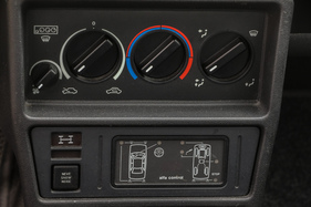 Alfa Romeo 33 1.7 i.e. 4x4 Elegante (1991) - zuschaltbarer Allradantrieb und Kontroll-Panel für wichtige Funktionen